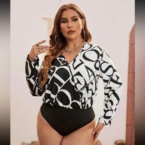 NWOT Plus Allover Letter graphic V Neck button down Bodysuit 4x
